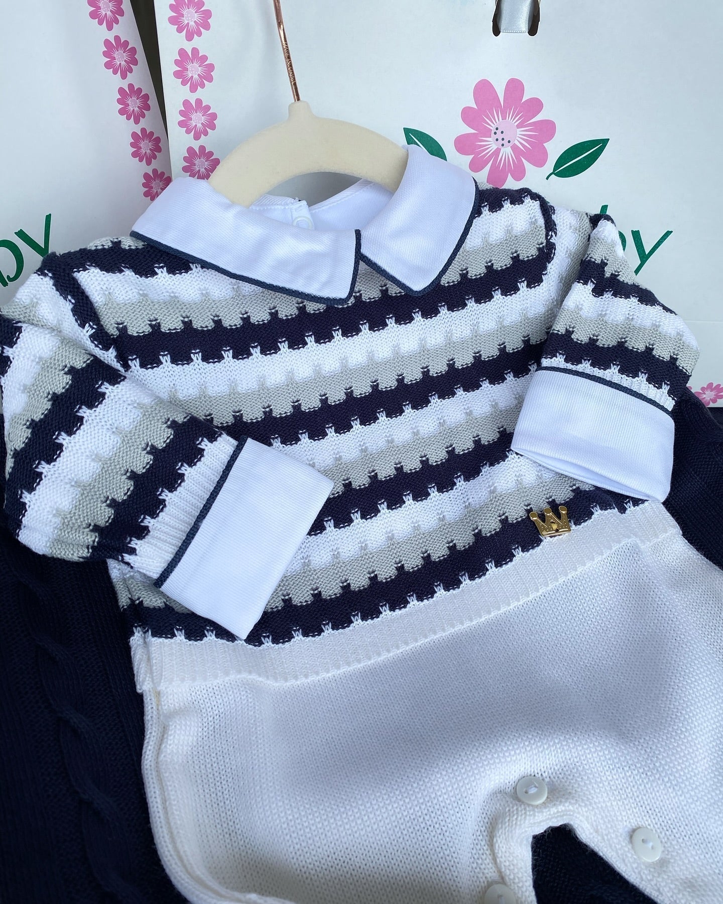 PROMOÇÃO Kit Saída Maternidade Com Pingente Dourado Personalizável Completa - Veste Até 4 Meses (Menino)