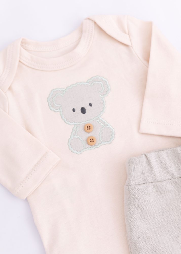 Conjunto Bebê Body Com Bordado Cute Koala e Calça em Linho