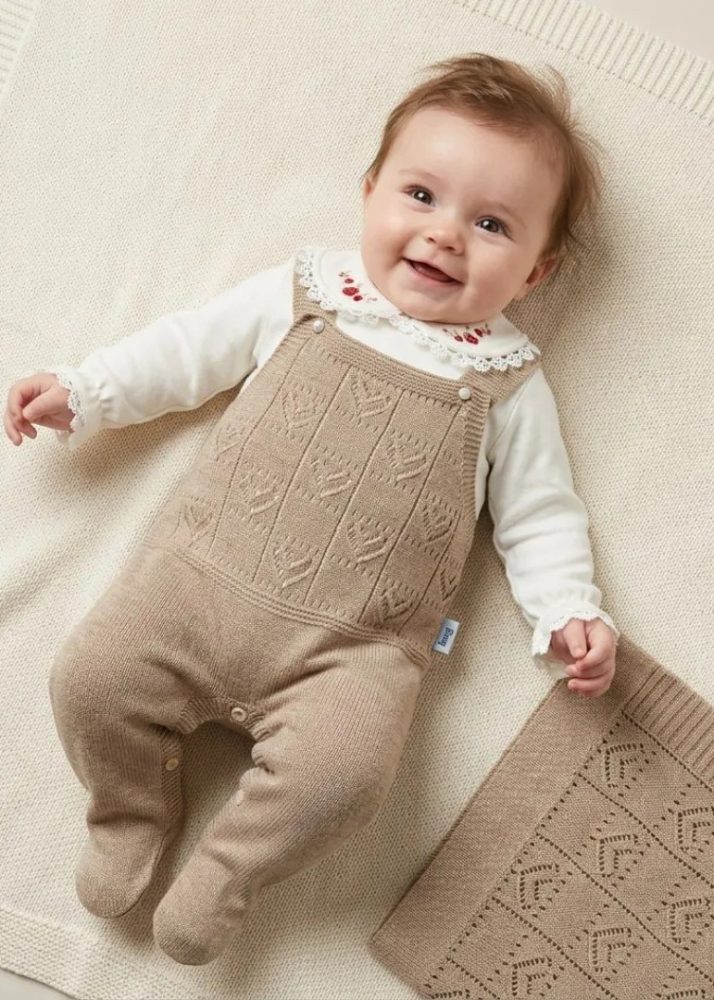 Saída Maternidade Hug Caqui Com Jardineira, Body e Manta