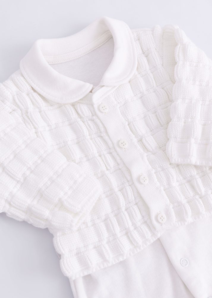 Macacão Bebê Suedine Off White com Casaco Tricô Sobreposto