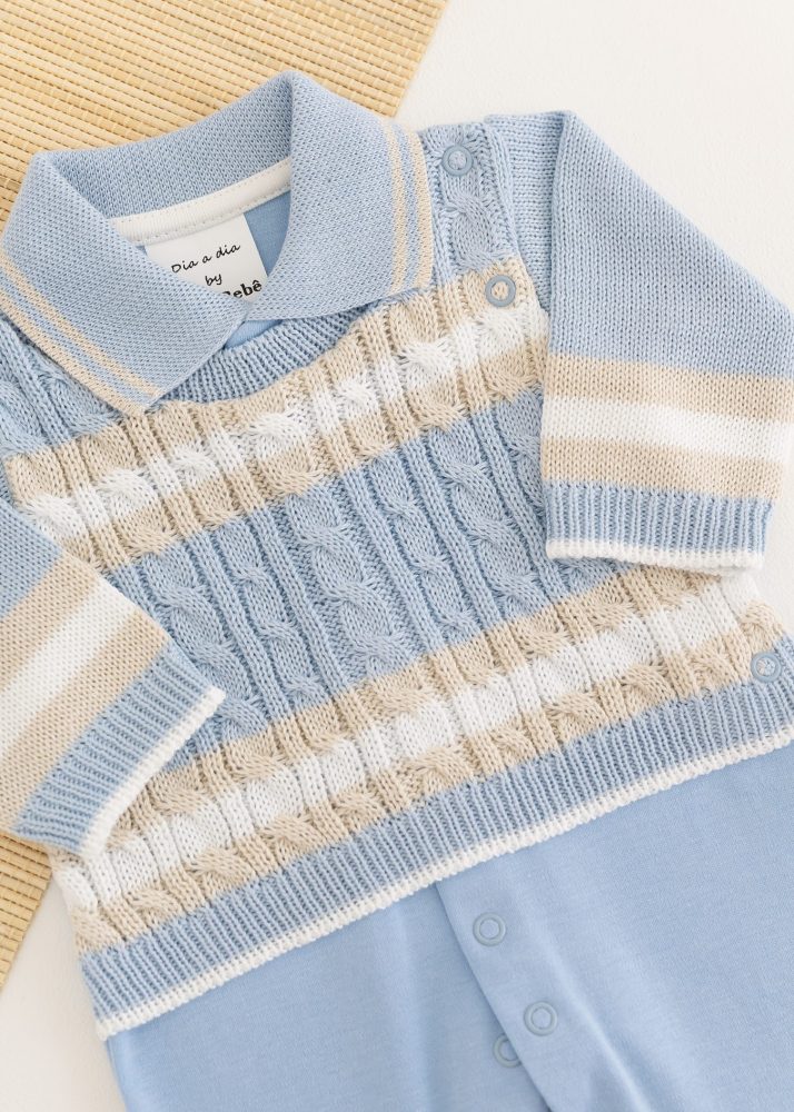Macacão Bebê em Tricot e Suedine Azul Claro Com Bege