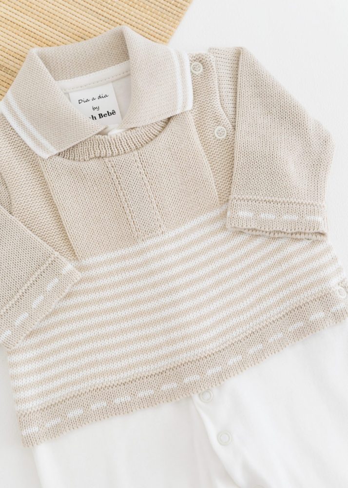 Macacão Bebê em Tricot e Suedine Bege Com Branco