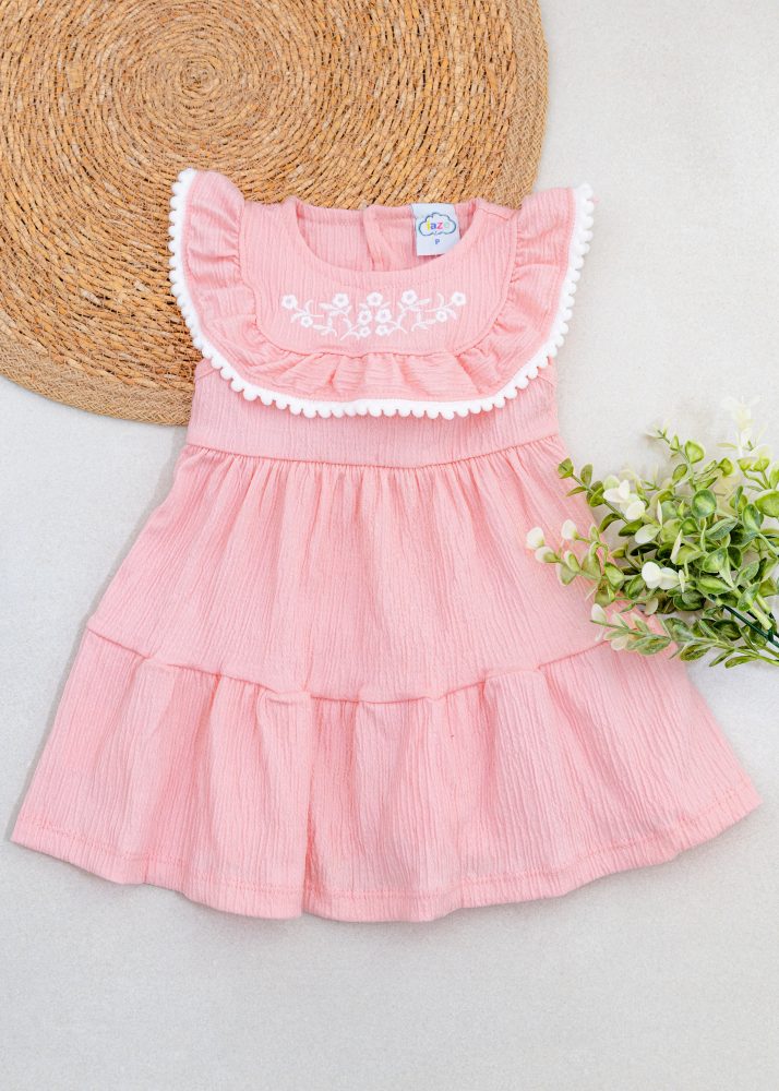 Vestido Bebê Rosa com Bordado Floral e Babados Iase